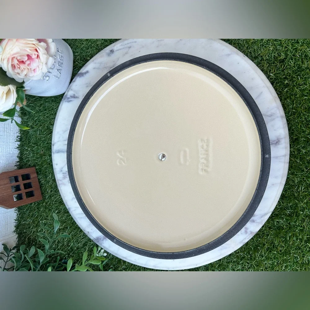 LE CREUSET lid only , New pls see pictures for more details, size and color
